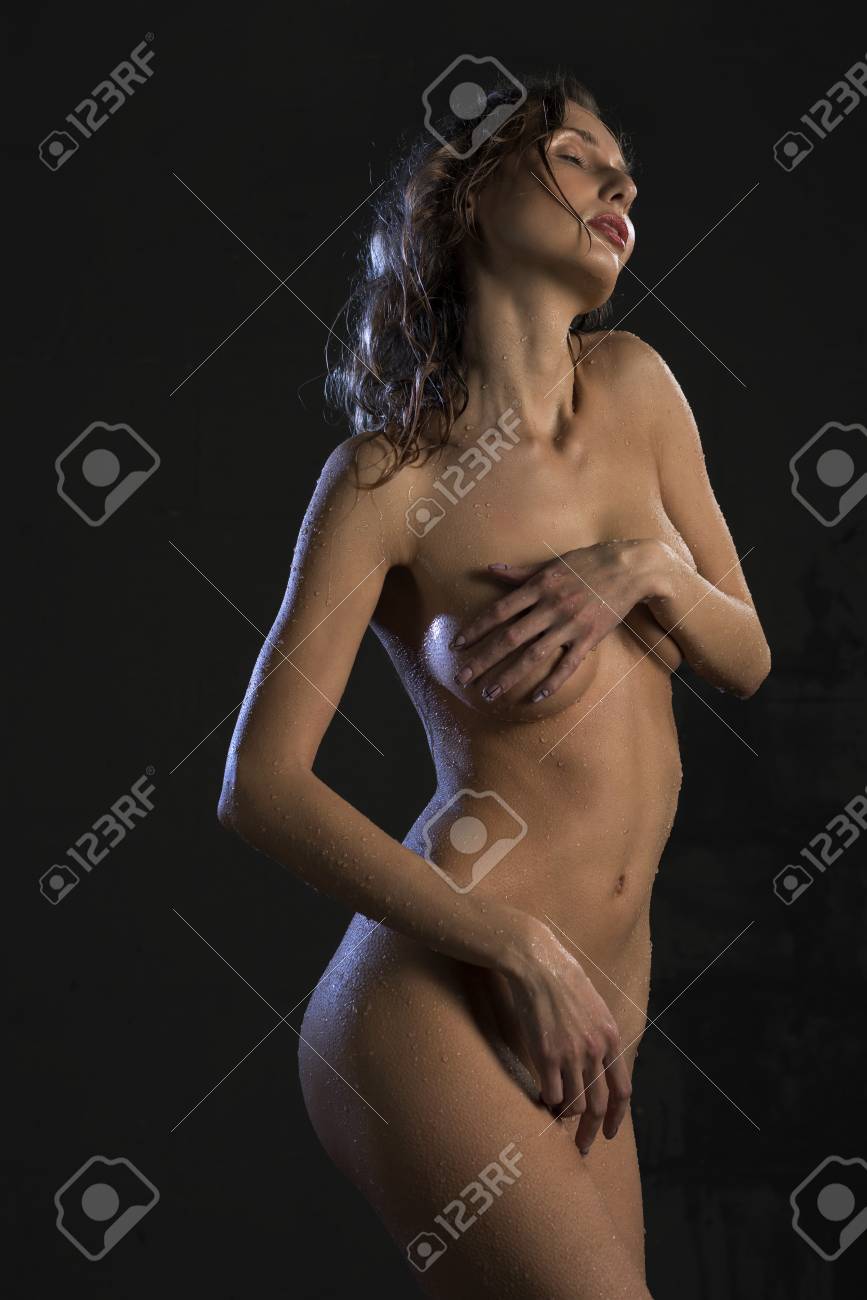 Chica Delgada Desnuda Después De Un Tiro Corto En La Ducha Fotos, retratos,  imágenes y fotografía de archivo libres de derecho. Image 97366746