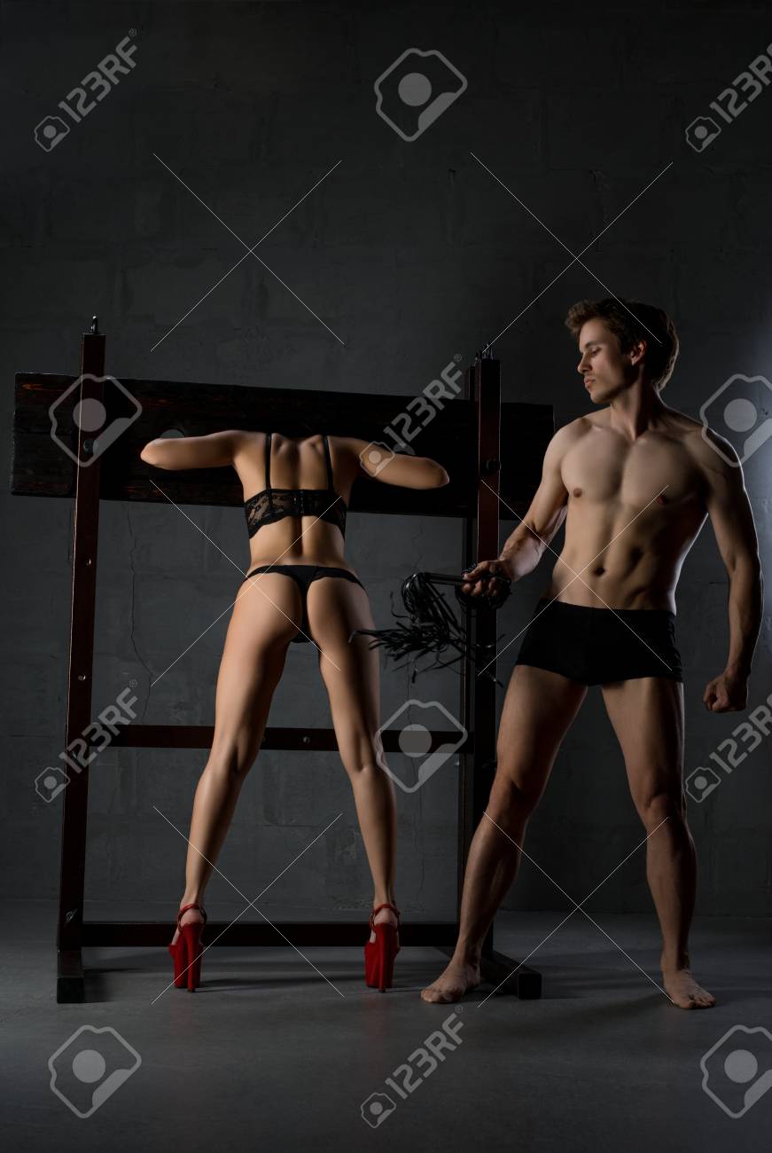 夫婦　緊縛 エロ緊縛プレイショットを実行する若いカップルの写真素材・画像素材 Image 111170503