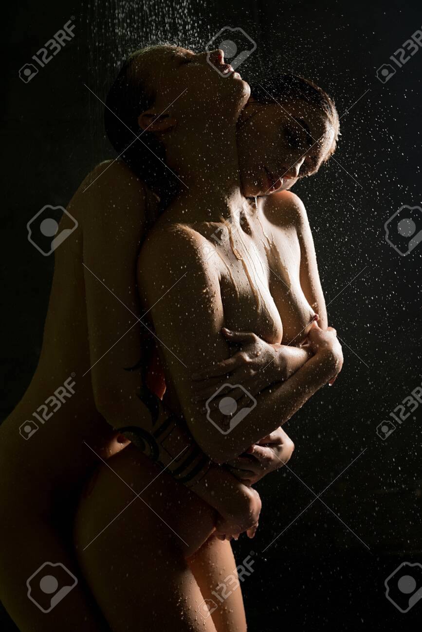 Dos Chicas Desnudas En La Ducha Fotos, retratos, imágenes y fotografía de  archivo libres de derecho. Image 128100019