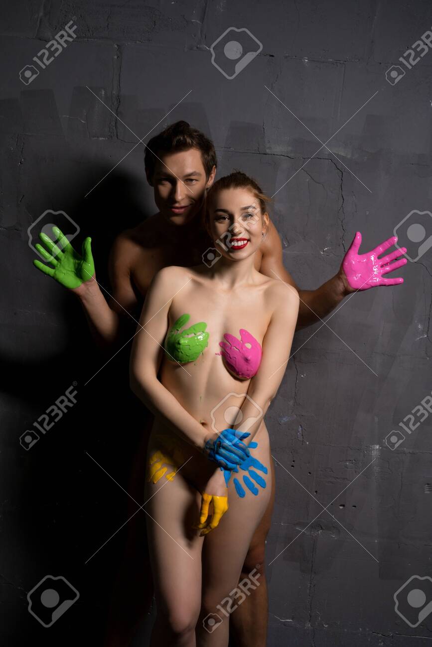 鏡の前のカップルヌード 元気に笑っているカラーペイントbodyartの創造的なヌードカップルの写真素材・画像素材 Image 148524965