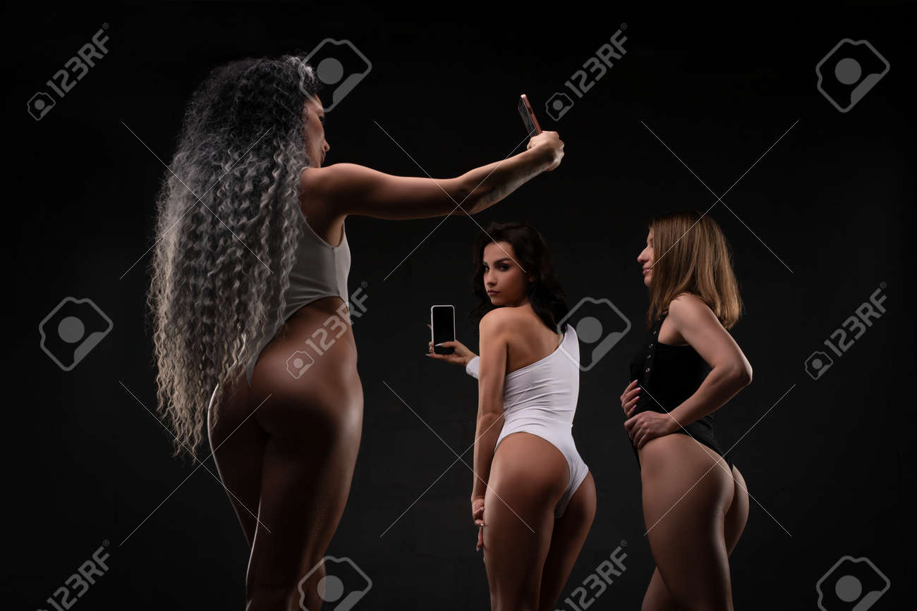 素人熟女下着姿顔出し画像 自撮り写真を撮る下着姿の魅力的な多様な女性の写真素材・画像素材 Image 169521027