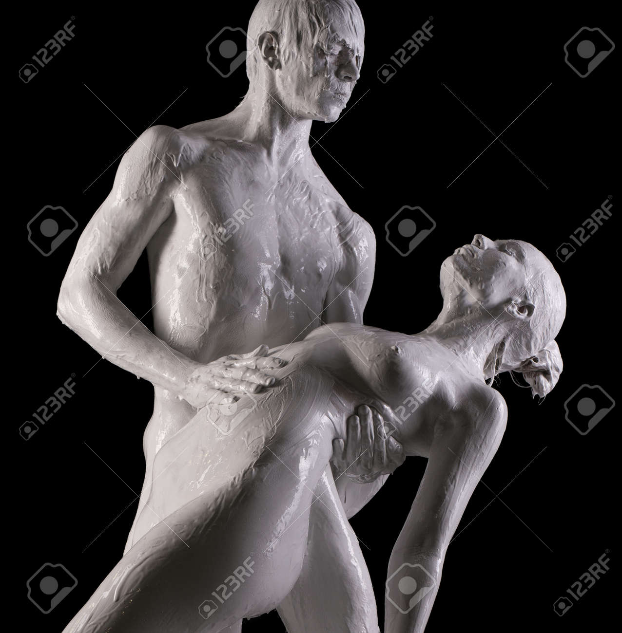 夫婦　裸 スタジオで白いペンキで裸のカップルの写真素材・画像素材 Image 177487863