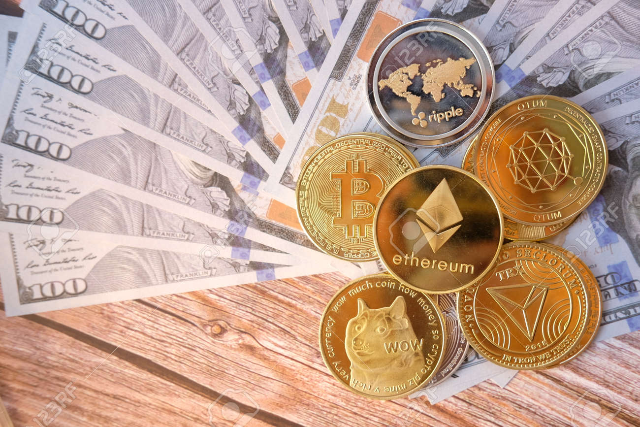 비트코인, 이더리움, 리플, 모네로 코인, 도지코인, 트론 코인, 에오스 코인, 대시 코인, 암호화폐 새로운 디지털 화폐 개념이 포함된  암호화폐 세트 로열티 무료 사진, 그림, 이미지 그리고 스톡포토그래피. Image 169319391