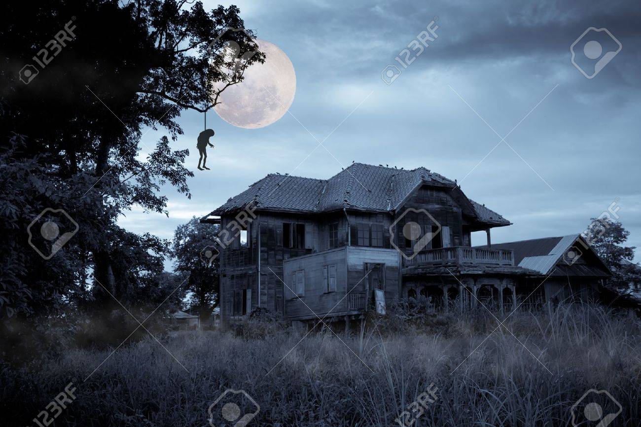 満月のお化けハロウィーンの家 の写真素材 画像素材 Image