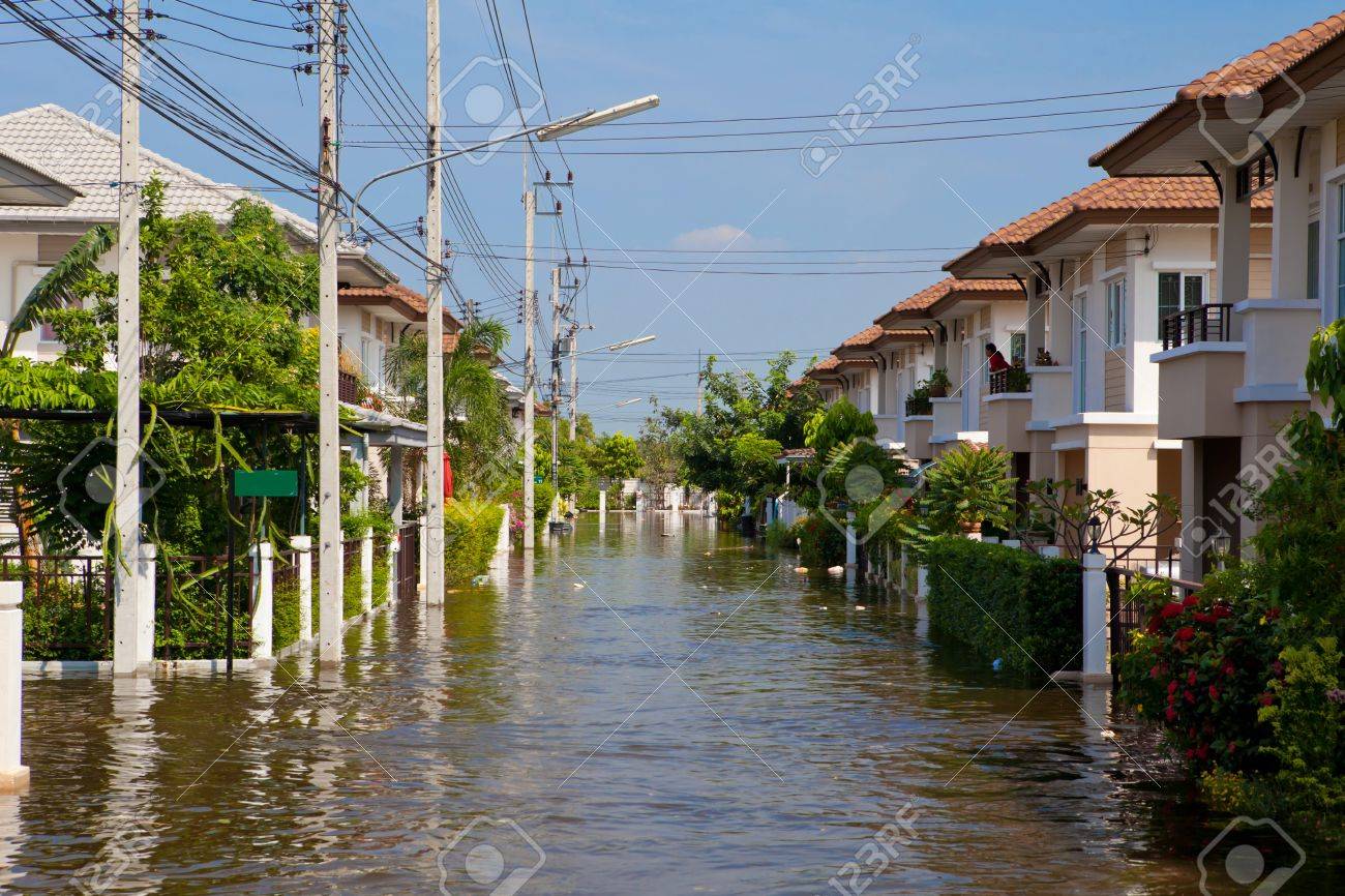 Hochwasser Uberholen Haus In Thailand Lizenzfreie Fotos Bilder