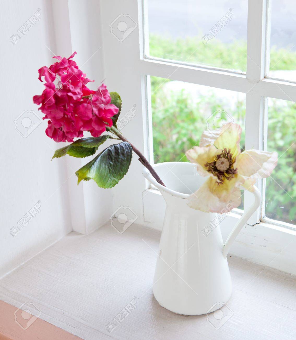 白い花瓶や白いテーブル上の花 の写真素材 画像素材 Image