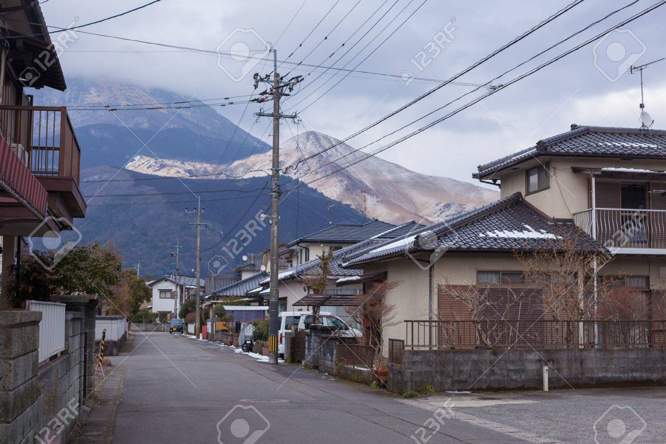 山と湯布院 日本の川の小さな村 の写真素材 画像素材 Image 3750
