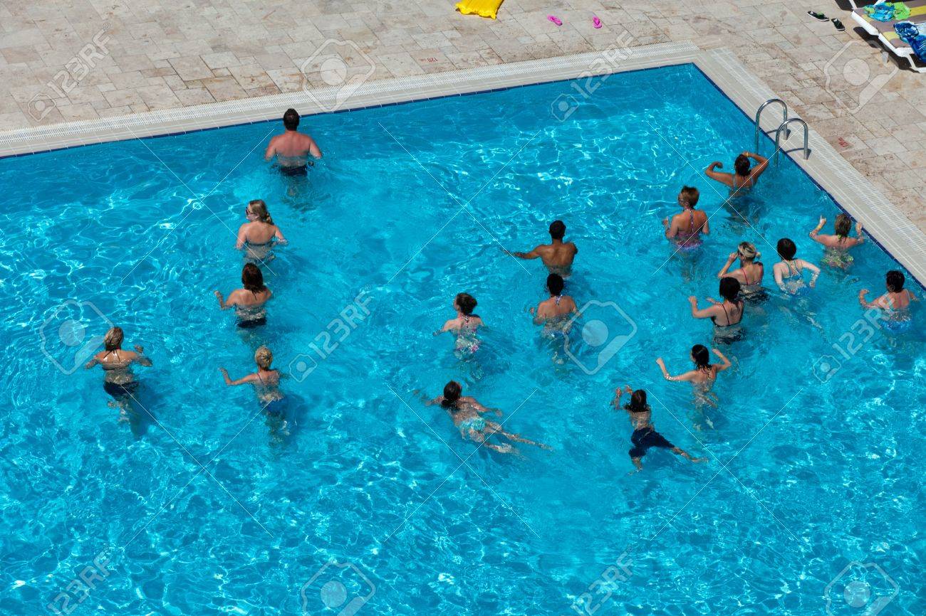 piscina con gente
