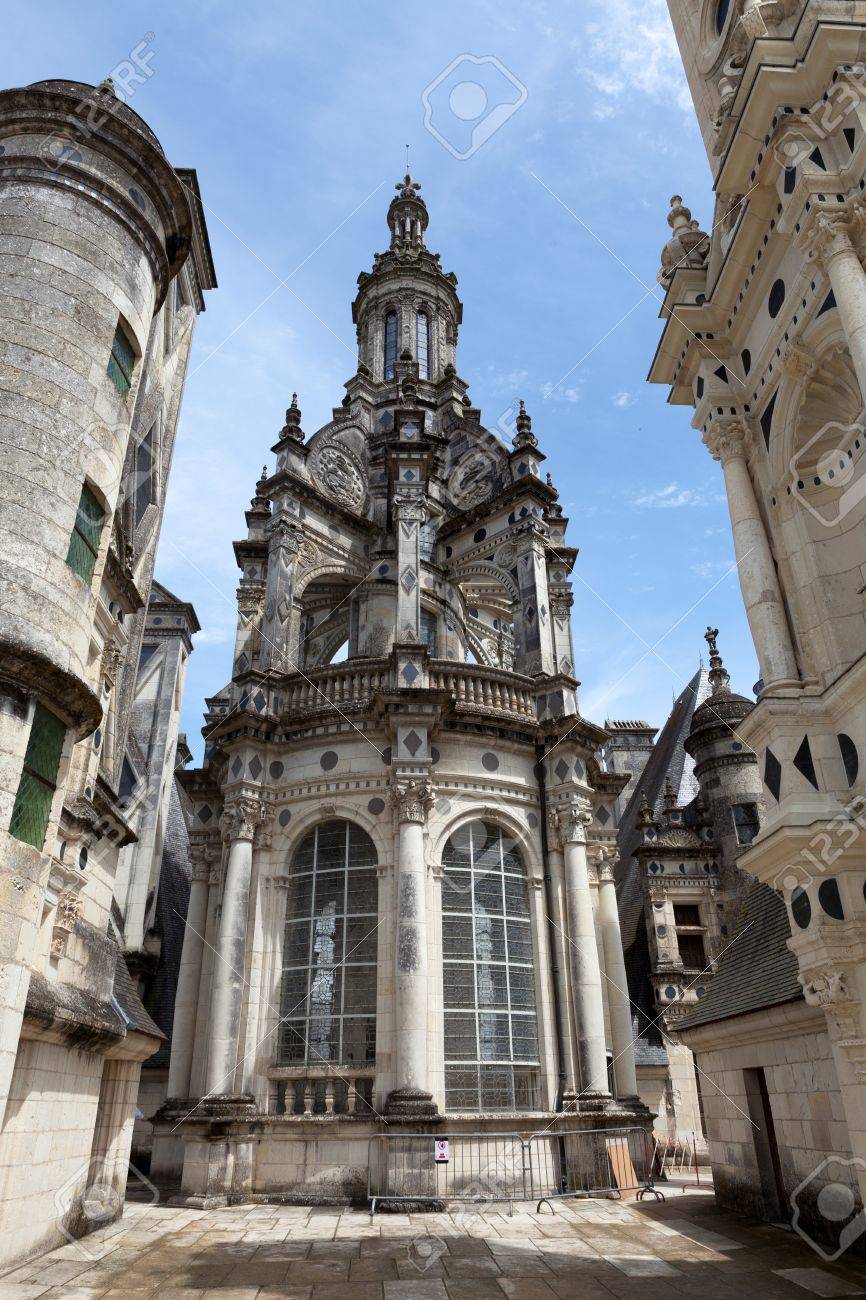 ロワール渓谷の城で最も有名な城 シャンボールの城の屋根の上のピナクルします の写真素材 画像素材 Image