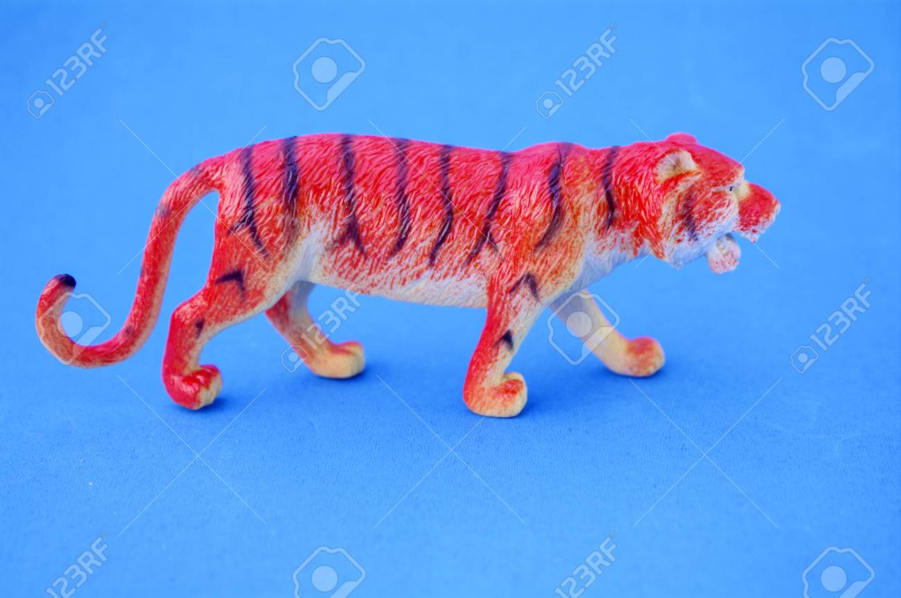 青色の背景の子供のための固体模倣虎グッズ の写真素材 画像素材 Image