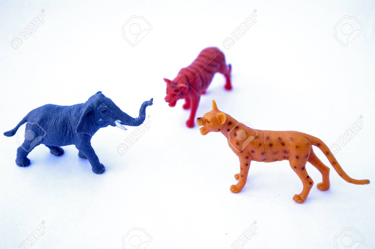 Festes Nachgemachtes Tierspielzeug Für Kinder Auf Weißem Festes Tierspielzeug Für Kinder Auf Weißem Hintergrund