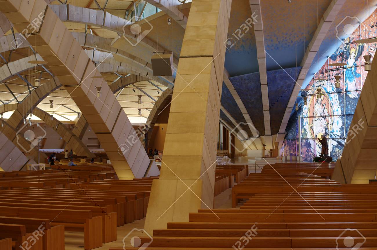 サン ジョバンニ ロトンド イタリア 15 年 9 月 8 日 内ピオ神父巡礼教会 1993 年古い修道院と聖堂の近くに建てられた教会 内部では アーチ サポート Faithfu と同様に データ保管庫 ステンド グラス ピオ 像を見ることができます の写真素材 画像