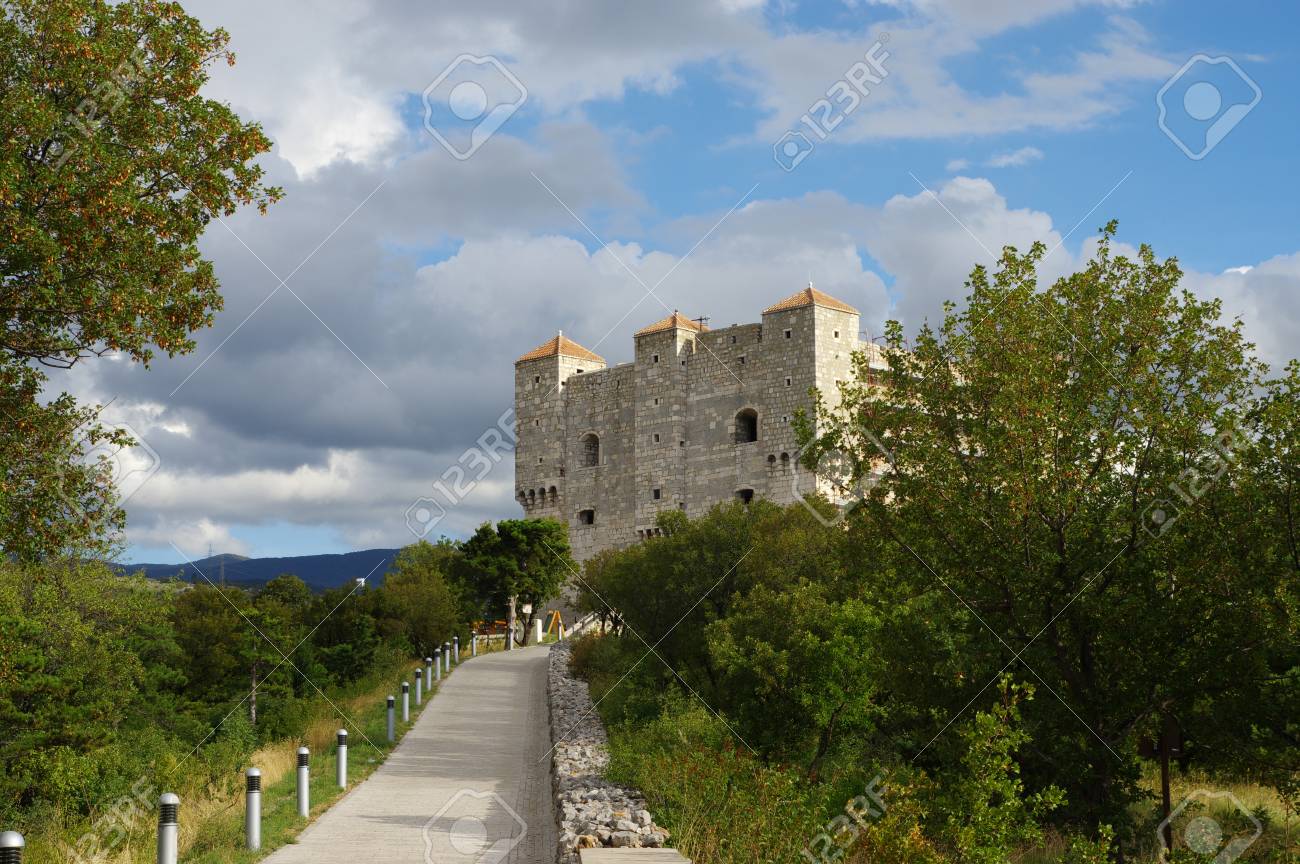 セニ クロアチア 16 年 9 月 16 日 クロアチア北部の小さな町は アドリア海沿岸に位置します 画像の要塞 Nehaj セニのシンボル それは トルコ人に対して都市を守るために 16 世紀後半に建てられました の写真素材 画像素材 Image