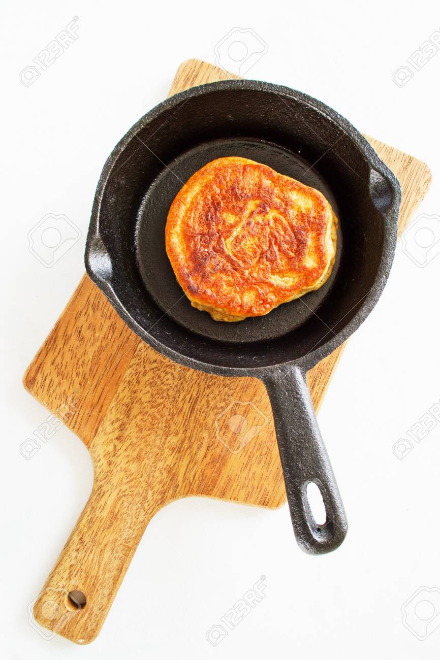 パンケーキは 木製のボード上に配置鉄板 の写真素材 画像素材 Image