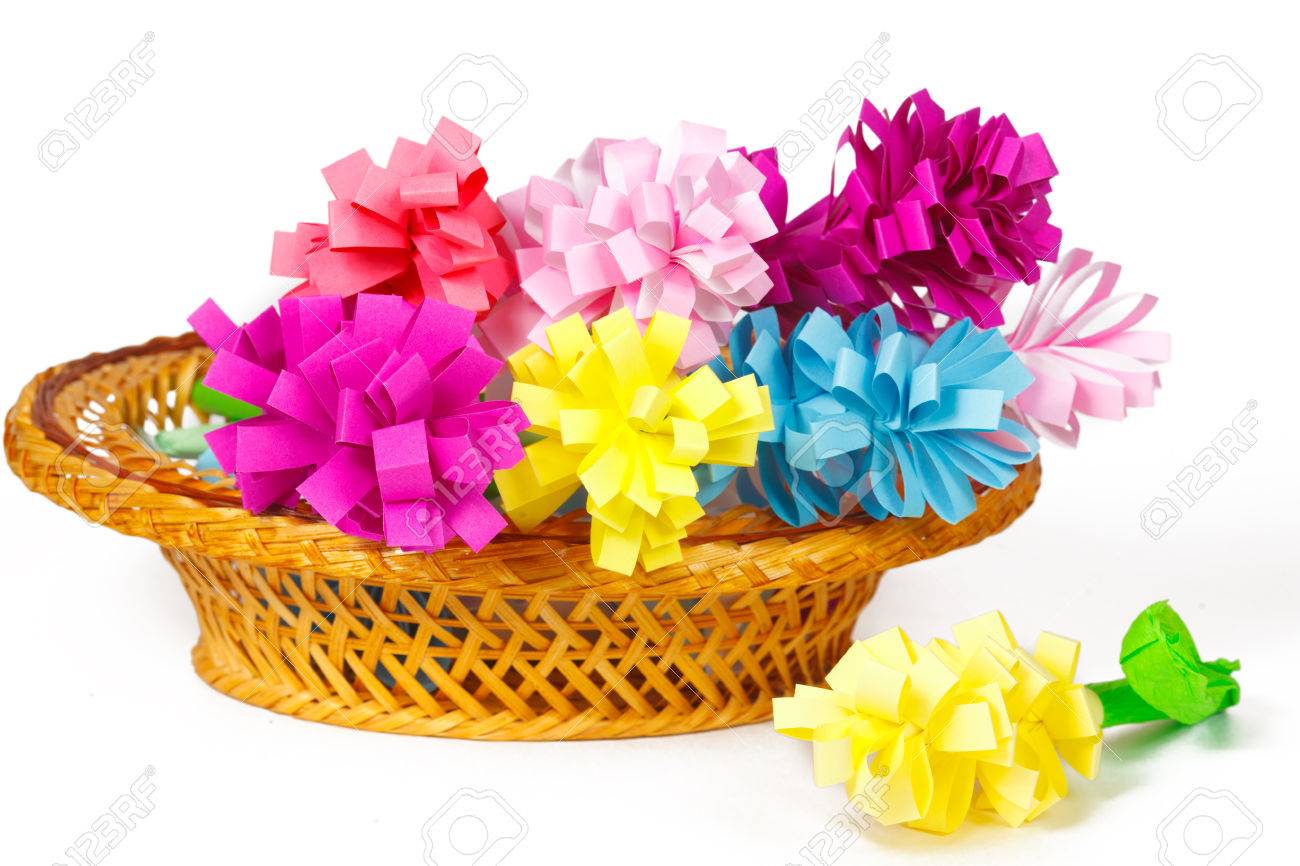 かごの中の多くの色紙花と一つの花付近のバスケット の写真素材 画像素材 Image