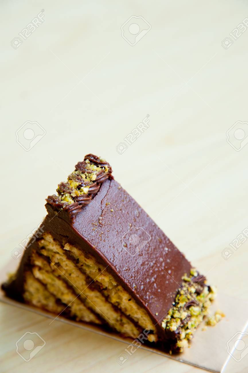 Morceau De Gateau Sur Le Modele En Bois De Fond Triangle Pistache Chocolat Banque D Images Et Photos Libres De Droits Image
