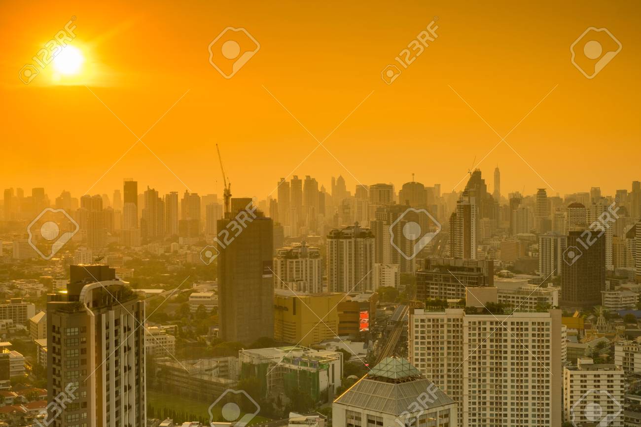 日没時間 バンコク タイでバンコク都市の美しい景観 の写真素材 画像素材 Image