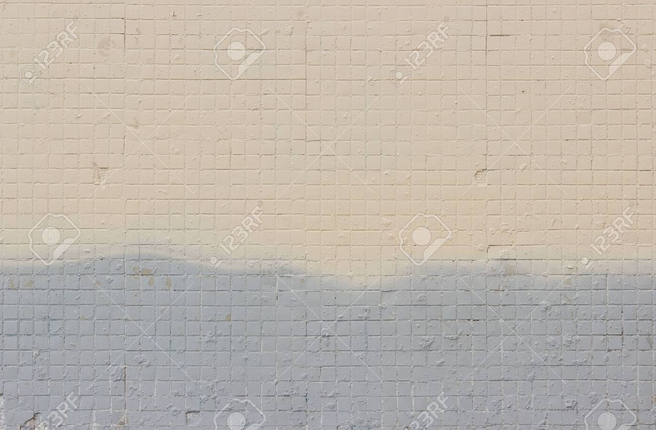 Wand Mit Fliesen Gemalt Auf Der Beige Und Graue Farbe Fur Graffiti Vandalismus Abgedeckt Lizenzfreie Fotos Bilder Und Stock Fotografie Image 63809438