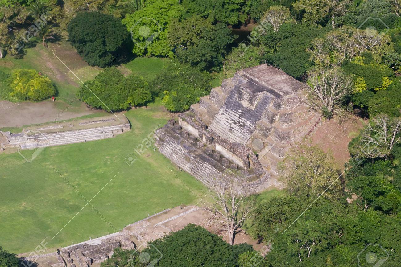 ベリーズの熱帯のジャングルでアルトゥンハの航空写真ビュー マヤ遺跡します の写真素材 画像素材 Image