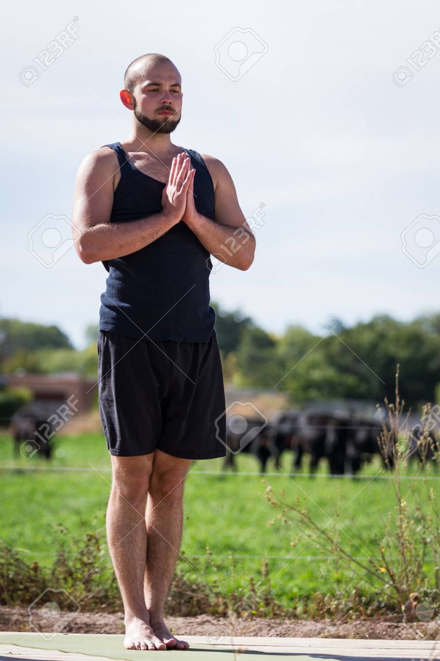 黒のタンクトップを着て屋外のヨガの練習の若い白人男 の写真素材 画像素材 Image