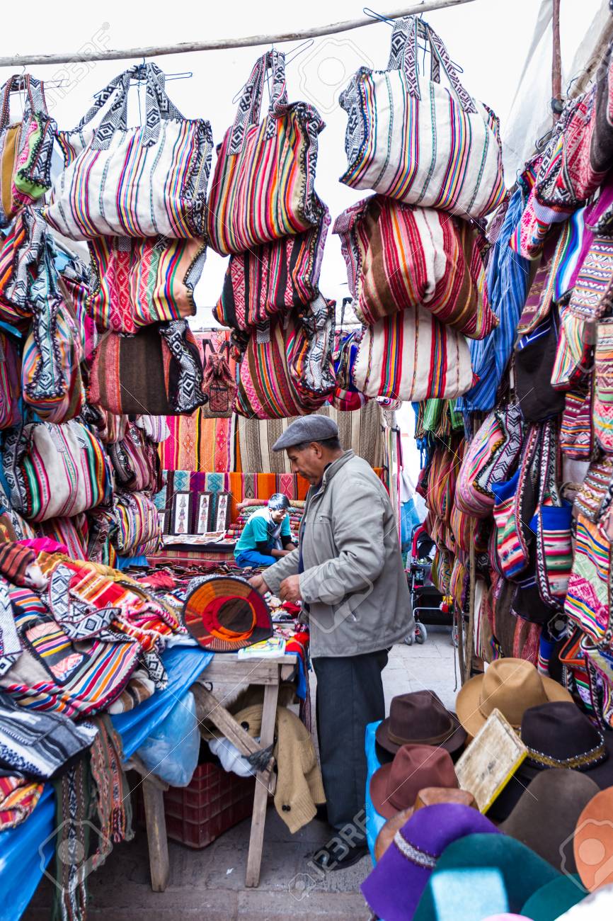 Pisac, Perú - 15 De El Hombre Peruana Vendiendo Recuerdos Como Bolsos Y Sombreros En El Mercado De Pisac. 15 De Mayo De 2016, Pisac Perú. Fotos, Retratos, Imágenes Y Fotografía