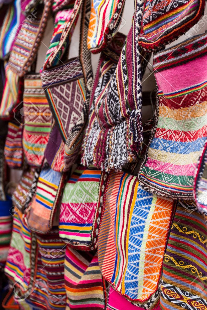 Cerca De Una Pared Cubierta En Bolsos Hechos A Mano En Colores Peruanos Para La En El Mercado En Perú. Fotos, Retratos, Imágenes Y Fotografía Archivo Libres De