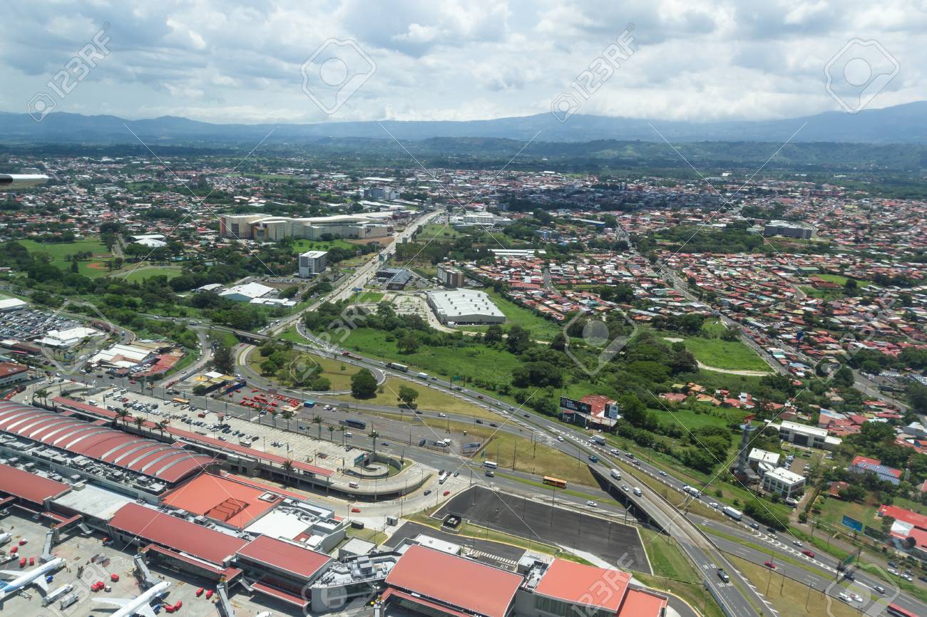 San Jose Costa Rica 24 Mayo Vista Aerea De La Ciudad De Alajuela Con Una Vista Parcial Del Aeropuerto Desde El Interior De Un Avion Pequeno 24 De De Mayo De