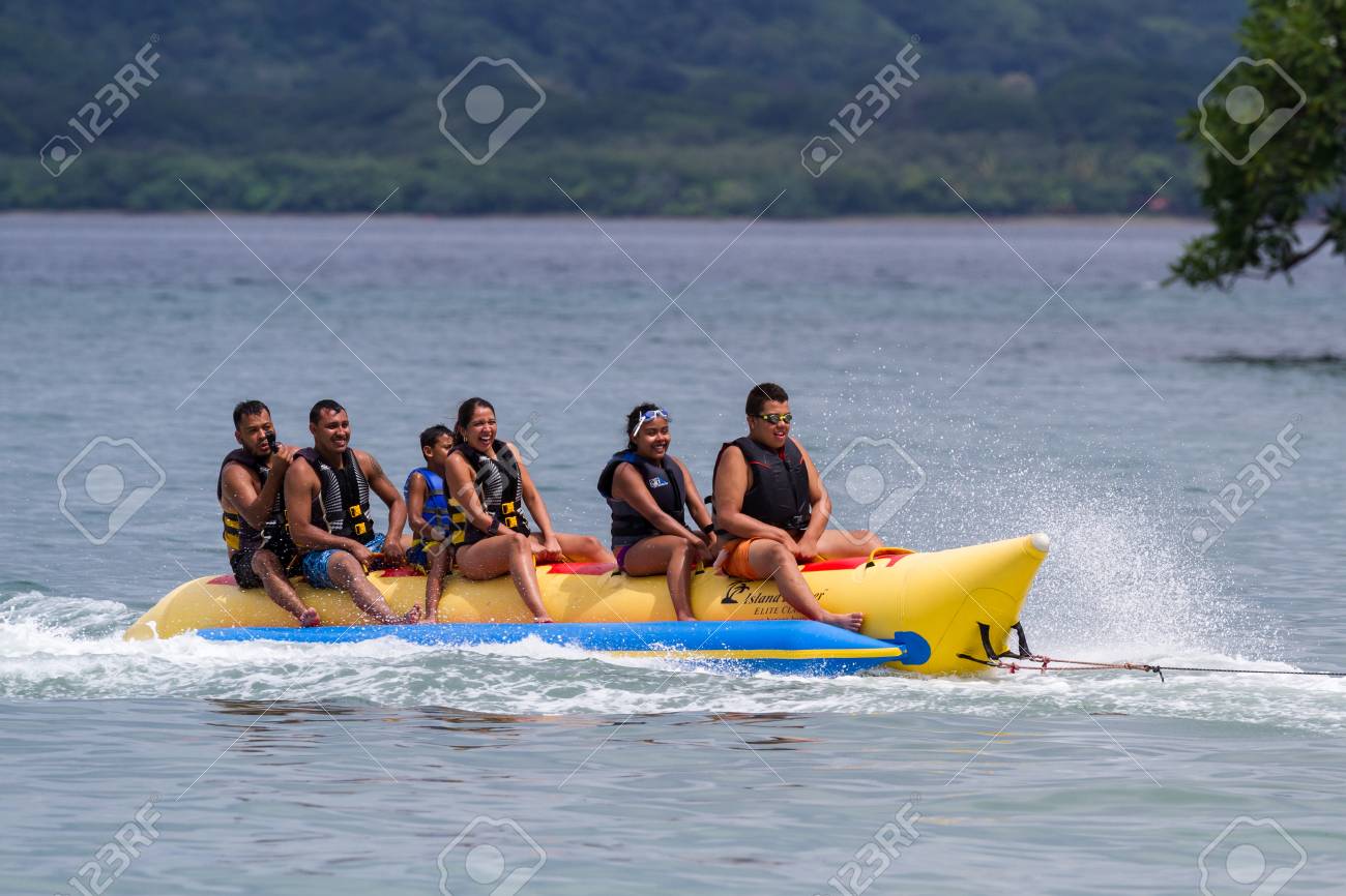 Guanacaste Costa Rica 25 Juillet Famille Qui Profite Dune Promenade En Banane à La Plage De Nacascolo 25 Juillet 2017 Guanacaste Costa Rica