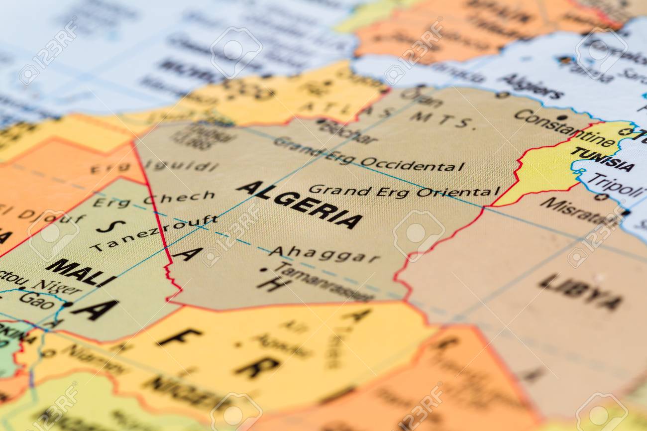 carte du monde en gros Gros Plan D'une Carte Du Monde Avec Le Mot Algérie En Bref Banque  carte du monde en gros Gros Plan D'une Carte Du Monde Avec Le Mot Algérie En Bref Banque