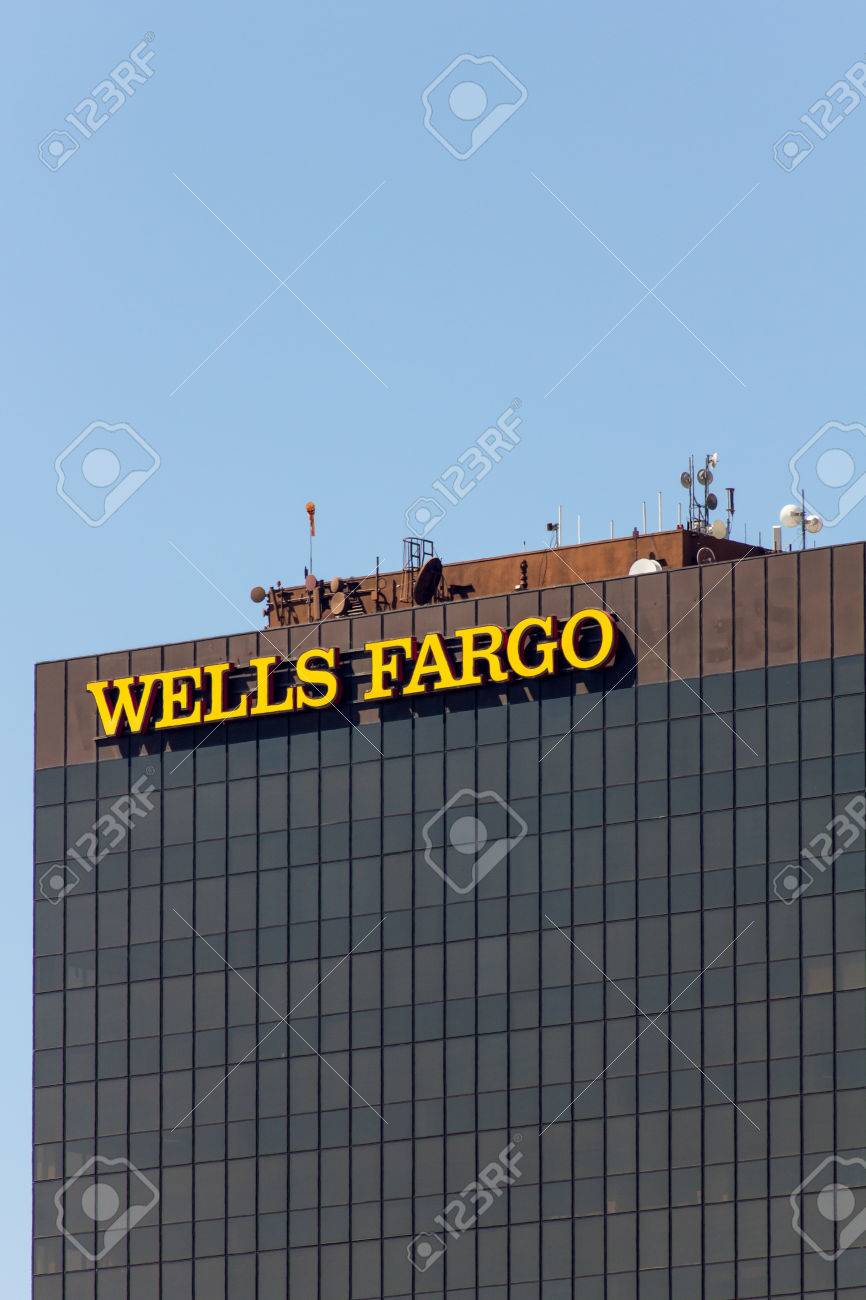 LOS ANGELES, CA / 미국 - 8 월 26 일 2014 년 웰스 파고 은행 타워입니다. 웰스 파고 앤 컴퍼니는 샌프란시스코,  캘리포니아에 본사를두고 미국의 다국적 은행 및 금융 서비스 지주 회사입니다. 로열티