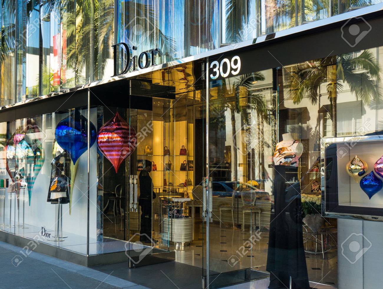 ビバリー ヒルズ カリフォルニア 米国 15 年 1 月 3 日 クリスチャン ディオール小売店舗外装 ディオールは アパレル ファッション アクセサリー 靴 宝石 オートクチュールの Luxiry の小売業者です の写真素材 画像素材 Image