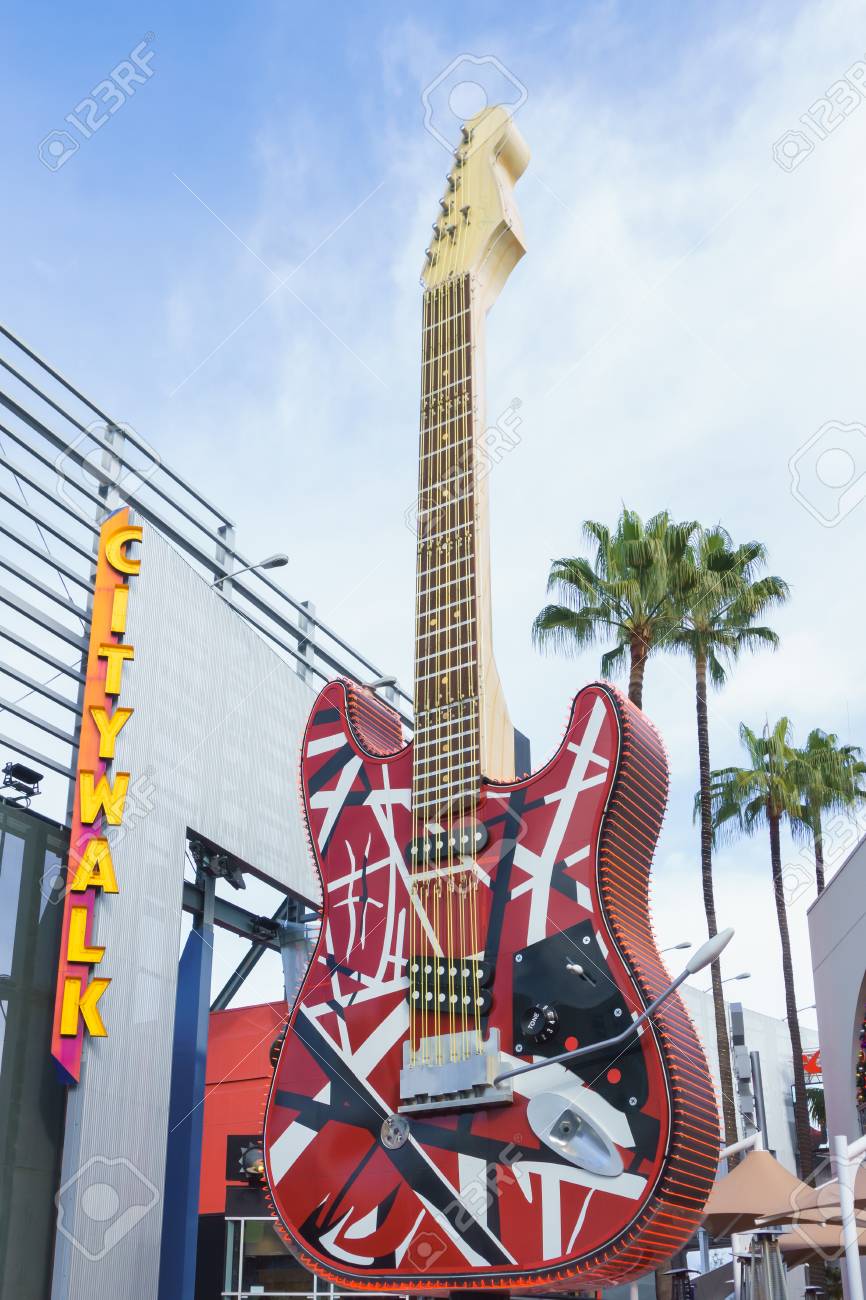 ユニバーサル シティウォーク ハードロック カフェで普遍的な都市 カリフォルニア 米国 15 年 12 月 22 日 ギターの彫刻 の写真素材 画像素材 Image
