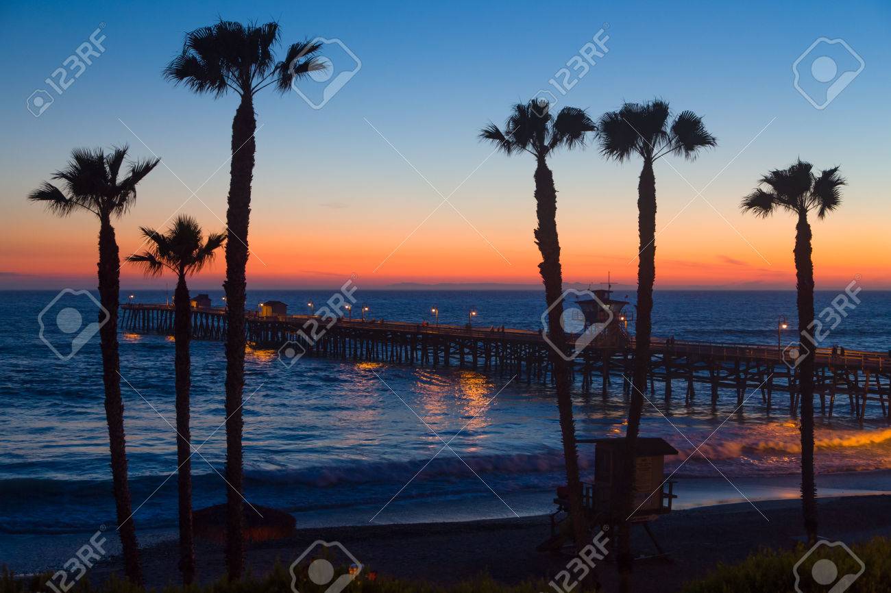 アメリカ合衆国南カリフォルニアのサン クレメンテ ピアの美しい海の夕日 の写真素材 画像素材 Image