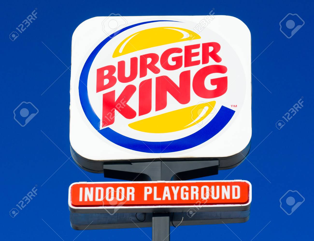 ハドソン Wi 米国 16 年 12 月 31 日 カーマイク映画劇場外観とロゴ バーガー キングのレストランの外装看板とロゴ バーガー キングは ハンバーガーのファーストフード店のアメリカのグローバル チェーンです の写真素材 画像素材 Image