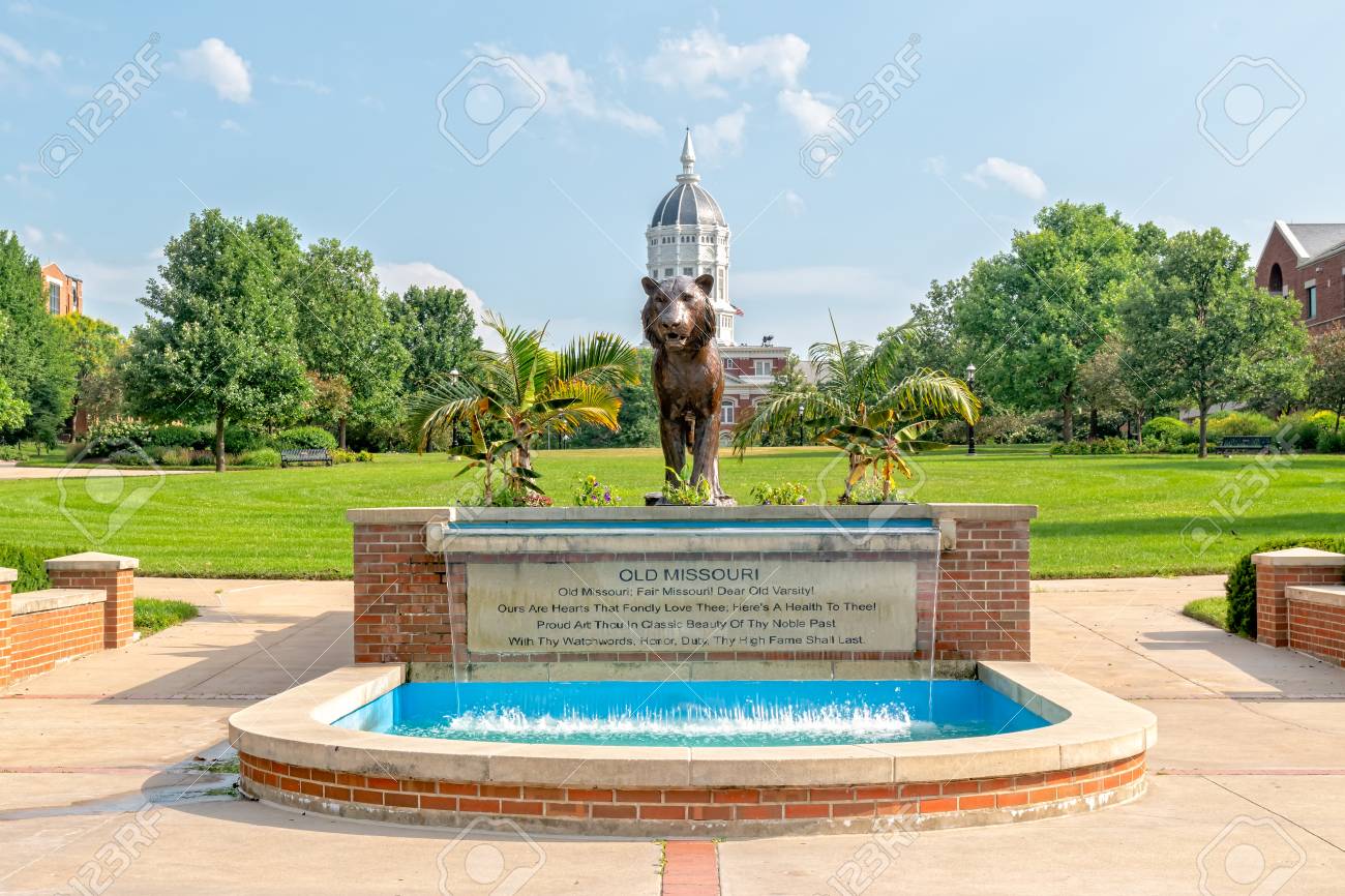 コロンビア、MO /USA - 6月9、2018:ミズーリ大学のキャンパスにあるオールドミズーリ州の噴水とタイガープラザ。の写真素材・画像素材  Image 112106995
