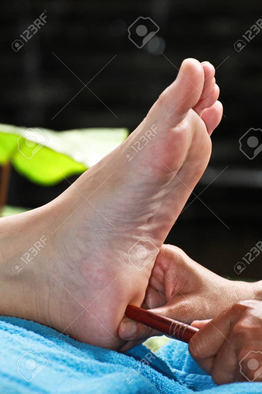 精巣または卵巣の木製の棒の足裏マッサージ の写真素材 画像素材 Image