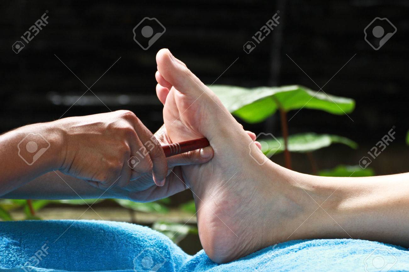 胃のための木の棒で足裏マッサージ の写真素材 画像素材 Image