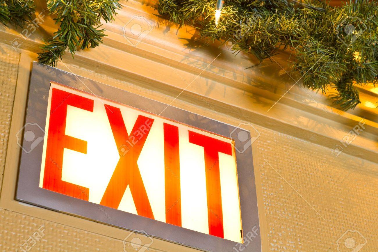 Eine Nahaufnahme Von Einer Ausgangsschild Beleuchtet Mit Grunen Garland Und Weisse Weihnachtsbeleuchtung Neben Lizenzfreie Fotos Bilder Und Stock Fotografie Image 6144412