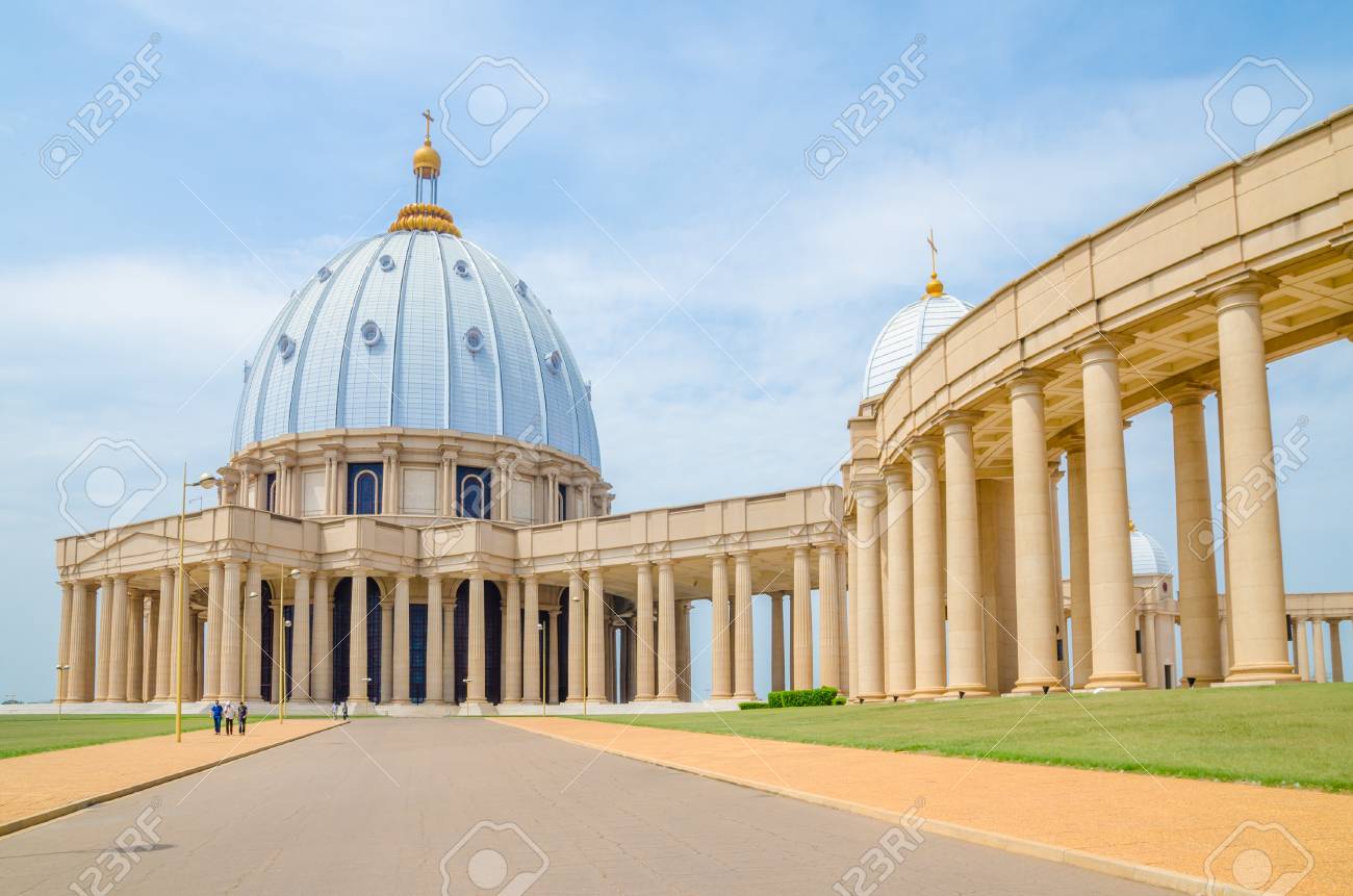 Yamoussoukro Costa De Marfil 1 De Febrero De 2014 Basílica Famosa De La Señal De Nuestra Señora De La Paz Catedral Cristiana Africana Fotos Retratos Imágenes Y Fotografía De Archivo Libres