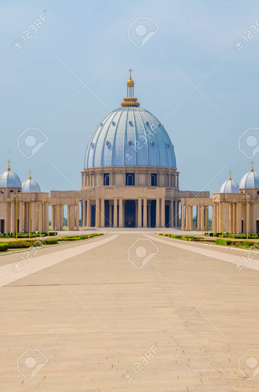 Yamoussoukro Costa De Marfil 1 De Febrero De 2014 Basílica Famosa De La Señal De Nuestra Señora De La Paz Catedral Cristiana Africana Fotos Retratos Imágenes Y Fotografía De Archivo Libres