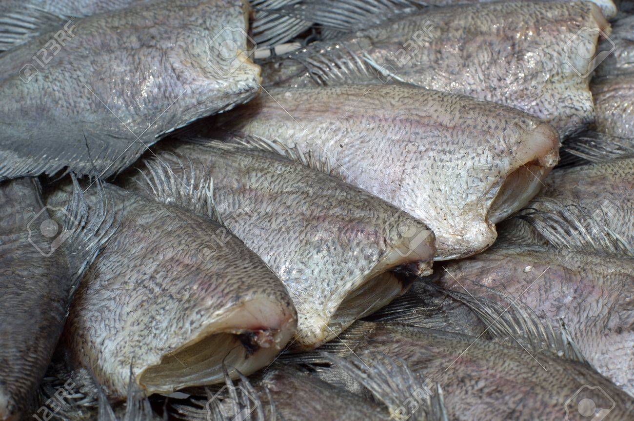 魚を乾燥乾燥は細菌の増殖を防ぐために十分に水分活性を減少させる最も古い食品保存の技術です の写真素材 画像素材 Image