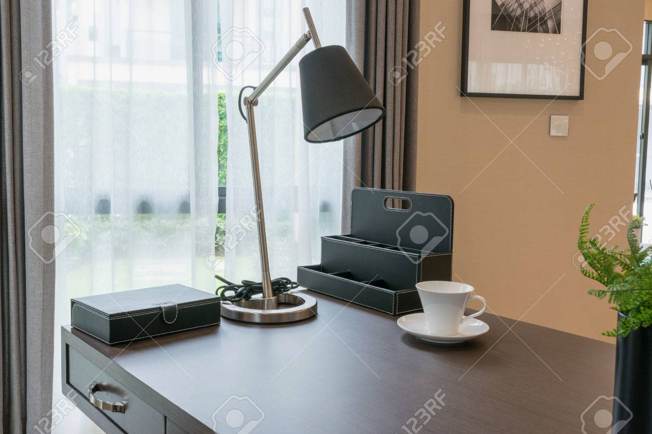 木製のテーブルや作業部屋のモダンなインテリアの本 の写真素材 画像素材 Image