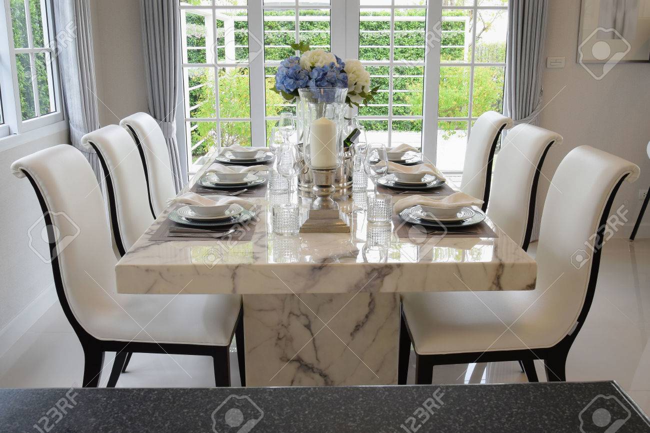 Mesa De Comedor Y Sillas Cómodas En El Estilo Vintage Con Elegante ... Mesa De Comedor Y Sillas Cómodas En El Estilo Vintage Con Elegante ...