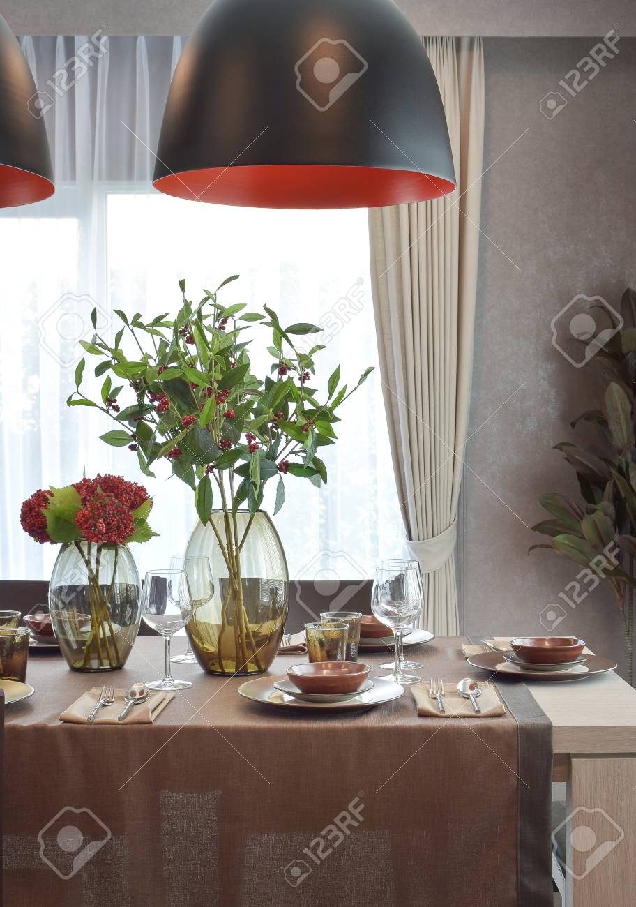 Moderno Juego De Comedor Clásico Con La Lámpara Colgante En El Lujo ... Moderno Juego De Comedor Clásico Con La Lámpara Colgante En El Lujo ...