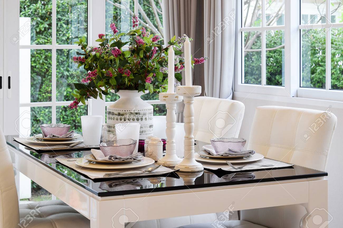 Mesa De Comedor Y Sillas Cómodas En El Estilo Vintage Con Elegante ... Mesa De Comedor Y Sillas Cómodas En El Estilo Vintage Con Elegante ...