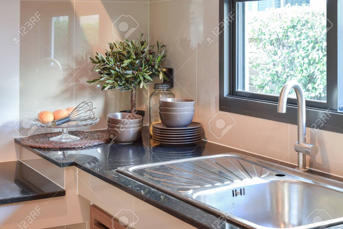 黒御影石のカウンター トップのセラミック キッチン用品 の写真素材 画像素材 Image