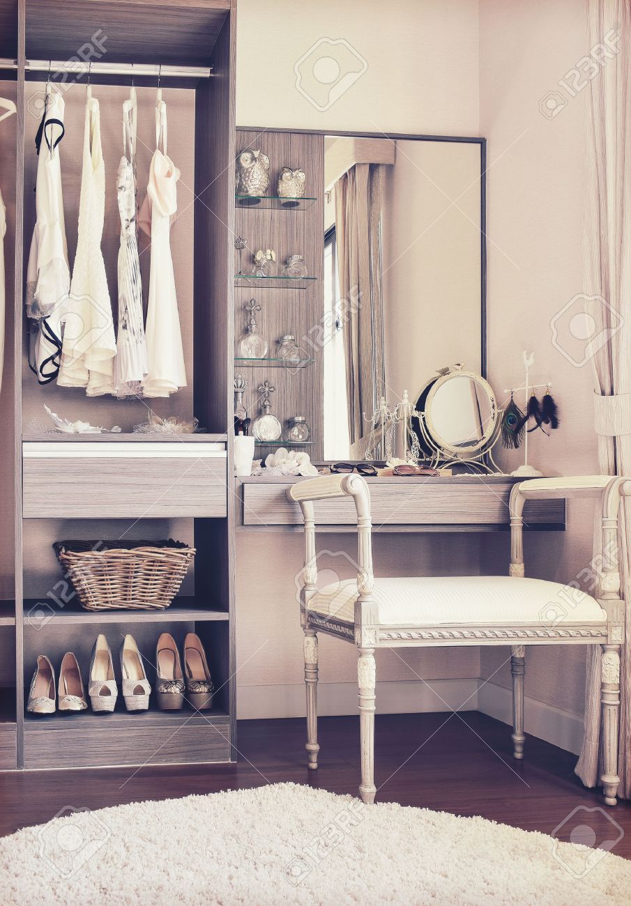 Dressing Avec Coiffeuse #8: Photo Vintage De Style De Dressing Avec Chaise Blanche Classique Et Du0027une Coiffeuse Banque Dressing Avec Coiffeuse #8: Photo Vintage De Style De Dressing Avec Chaise Blanche Classique Et Du0027une Coiffeuse Banque