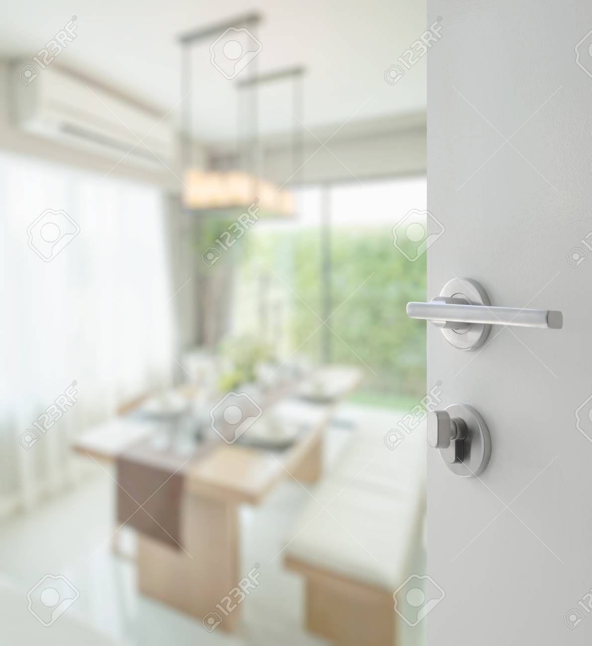 Puerta Blanca Abierta Para Mesa De Comedor Y Sillas Cómodas En Casa ... Puerta Blanca Abierta Para Mesa De Comedor Y Sillas Cómodas En Casa ...