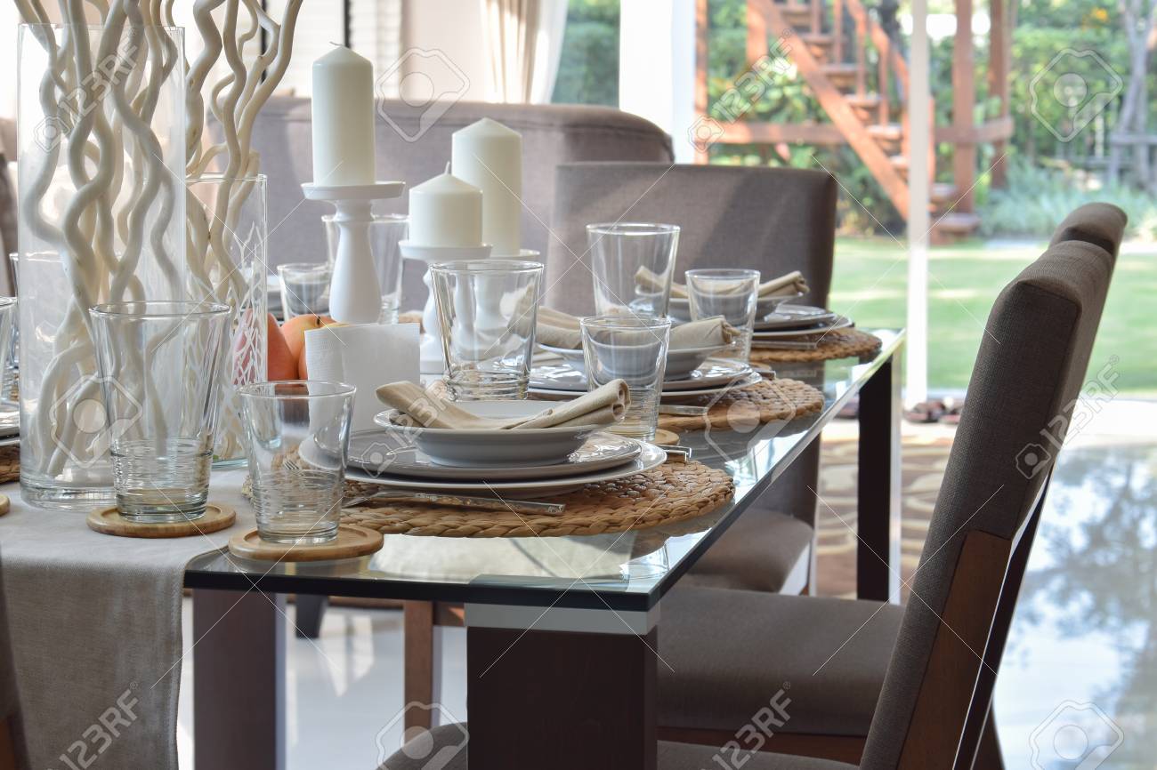 moderne manger élégant de en Table table bois et cadre la à avec chaises maison confortables dans uXiPOkZ