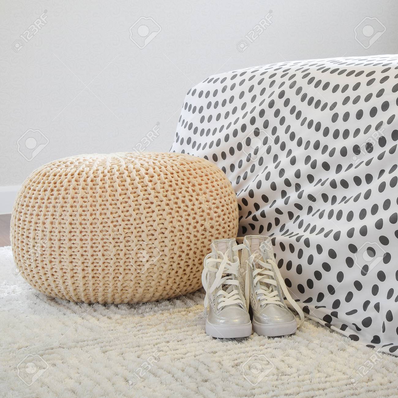Scarpe Ragazza Su Tappeto Bianco In Camera Da Letto Design Interni Con Polka Dot Letto Foglio